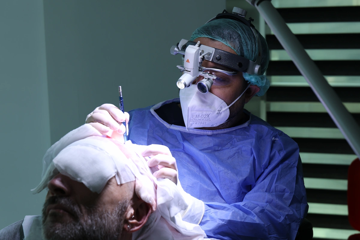 Hair Transplant Turkey Cost 6 dr mehmet erdoğan performing incision